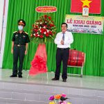 đồng chí Huỳnh Văn Cao- phó chỉ huy trưởng Ban CHQS huyện đến dự và tặng hoa
