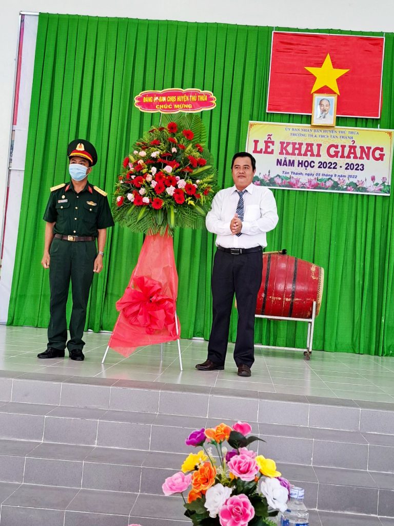 đồng chí Huỳnh Văn Cao- phó chỉ huy trưởng Ban CHQS huyện đến dự và tặng hoa